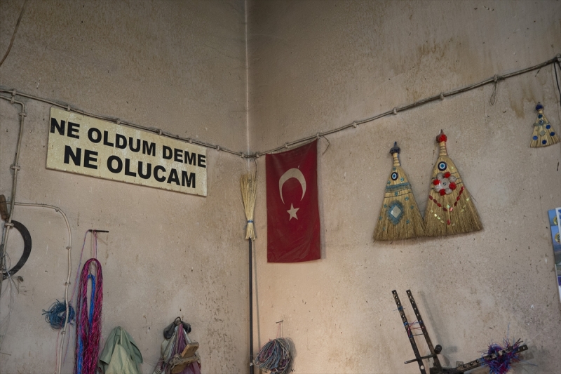  Tarladan toplanan otlar, usta ellerde süpürgeye dönüşüyor