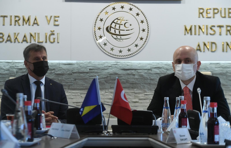  Bakan Karaismailoğlu Başbakan Novaliç ile bir araya geldi