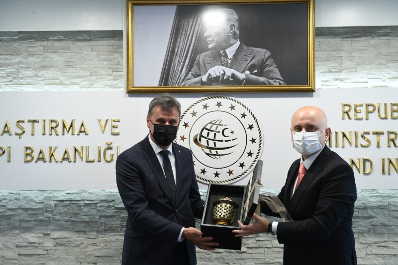  Bakan Karaismailoğlu Başbakan Novaliç ile bir araya geldi