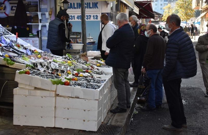 Ordu'da kilogram fiyatı 10 liraya düşen hamsiye yoğun ilgi