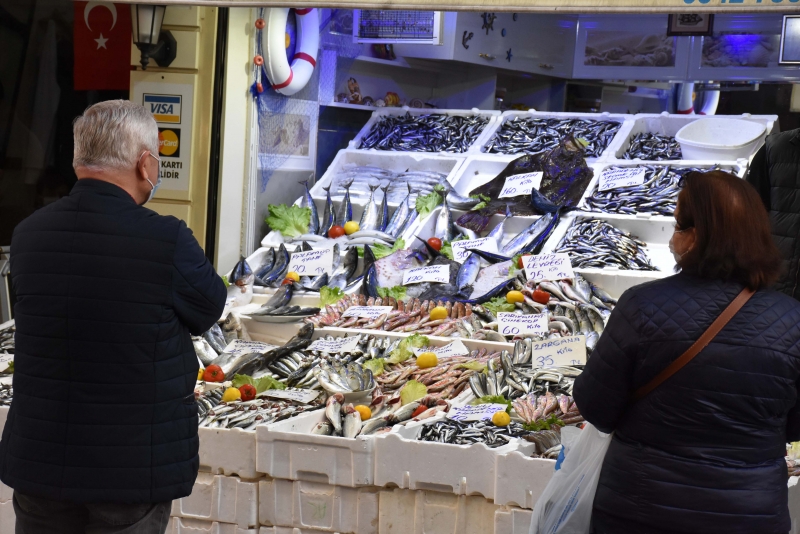Ordu'da kilogram fiyatı 10 liraya düşen hamsiye yoğun ilgi