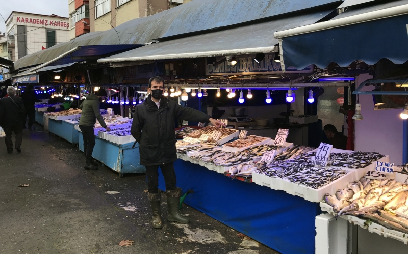 Doğu Karadeniz'de tezgahları süsleyen hamsi balıkçıların ve vatandaşın yüzünü güldürdü
