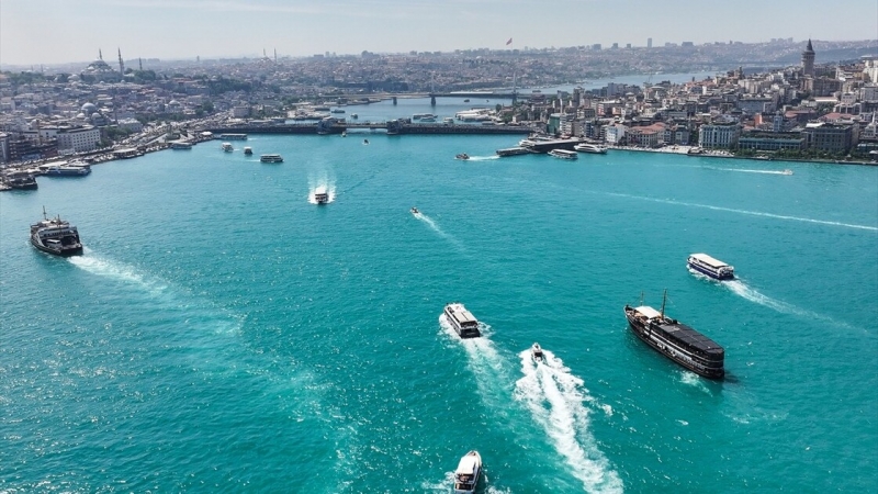 İstanbul Boğazı Turkuaz renge büründü
