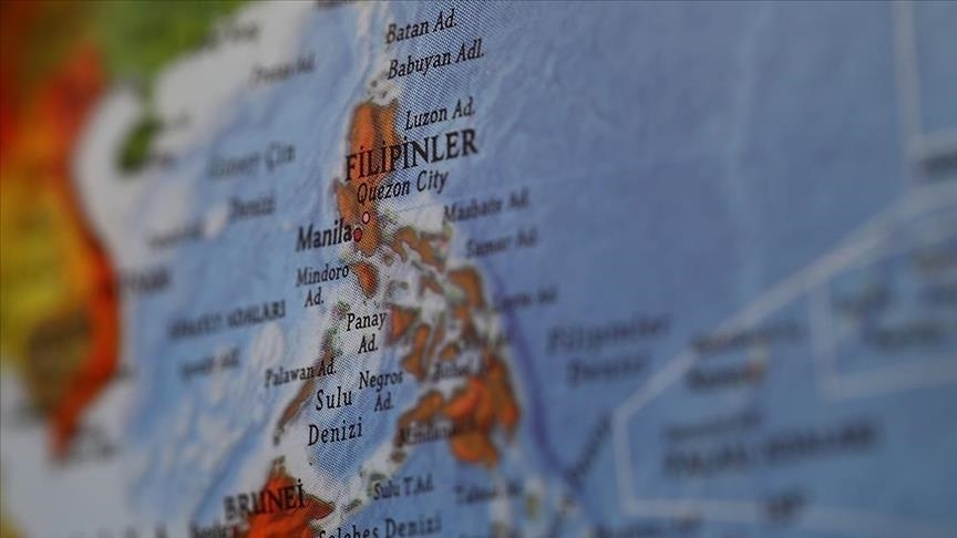 Filipinler, Çin'e ait "dev geminin yasa dışı bulunuyor" 