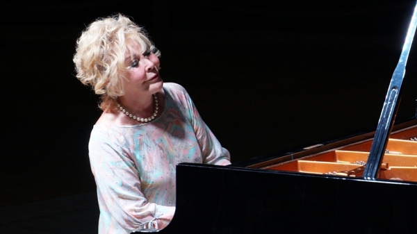 Piyanist Gülsin Onay, bu ay 3 konserle müzikseverlerle buluşacak