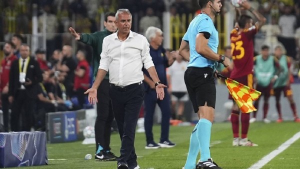 Su şişesi atan taraftar gözaltına alındı