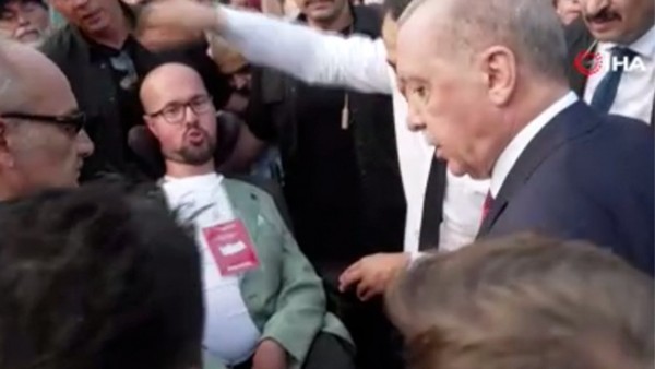 Erdoğan'dan Engelli Gence Duygusal Jest
