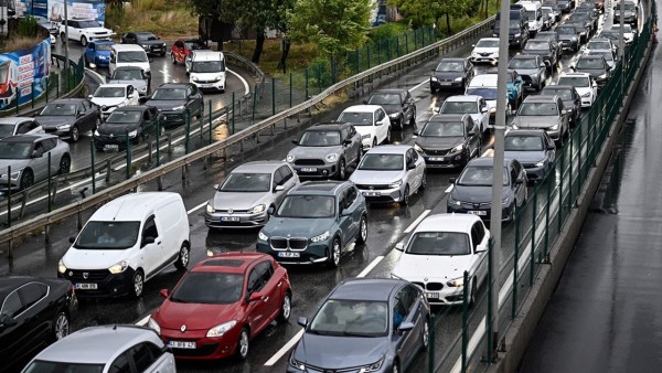İstanbul'da Sabah Yağışı Trafiği Olumsuz Etkiledi