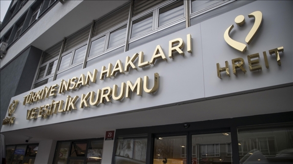 Arapça tabelalara yasak getirilmesini "ayrımcılık" sayıldı